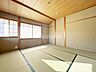 和室：情緒漂う和室。しっとりと落ち着いた雰囲気の和室で気持ちよく寝転がるのも良いものですね。和室はそのまま座ったり寝転んだり出来ますのでとても落ち着きますね。日本に住んでて良かったときっと思えるはずです♪。
