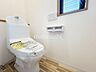 トイレ：トイレは1、2階にございますので、朝の混雑時でも安心してご使用することが出来ます。便座は温水洗浄付き便座となってますので毎日清潔に快適にお使いいただけます。とっても落ち着けるトイレ空間となっています。