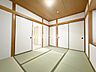 和室：情緒漂う和室。しっとりと落ち着いた雰囲気の和室で気持ちよく寝転がるのも良いものですね。和室はそのまま座ったり寝転んだり出来ますのでとても落ち着きますね。日本に住んでて良かったときっと思えるはずです♪。