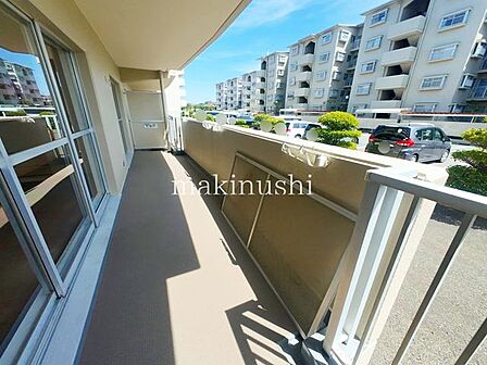 バルコニーこちらのお部屋はバルコニーが3箇所ございます