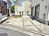 駐車場：駐車場前面道路との高低差がなく、車の出し入れがスムーズで、毎日の駐車も安心して行える利便性の高い立地です。
