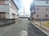 外観：前面道路含む外観ご質問や現地でのご案内など、随時承っております。物件の詳細や周辺環境についても丁寧にご説明いたしますので、気になる点がございましたらお気軽にお問い合わせください。