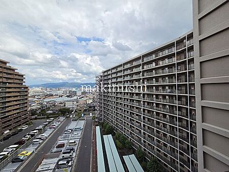 駅徒歩約2分 緑の多いマンションです。