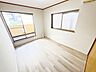 洋室：洋室　約5.5帖バルコニーに面した明るいお部屋です。窓から心地よい光が差し込み、開放感を感じられるのが魅力。洗濯物を干す際も室内からスムーズに出入りできて便利ですね。