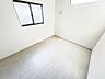 室内：ベットや家具も置ける十分なお部屋です。木の温もりがやさしいフローリングはラグやカーペットでアレンジOK
