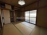 室内：和室大きな窓から温かい光の差し込む居室、ぜひ現地にてご確認くださいませ。