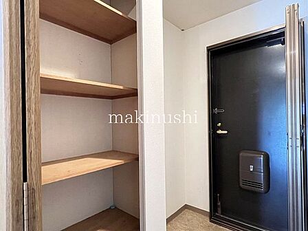収納豊富な玄関収納付きなので、散らかりがちな玄関もスッキリ♪