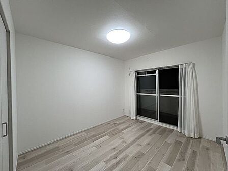 バルコニーに面した明るい洋室は日当たり・通風良好です♪
