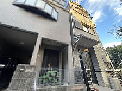 外観：平成11年3月建築のお家♪3階建なので眺望良好です♪