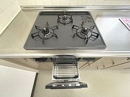 ■キッチン■ガスコンロは広々使える3口コンロを採用しました。複数の料理を同時に作れるため、時間を有効活用することができます。■