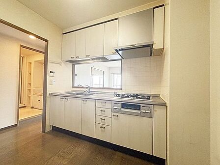 ■キッチン■対面式キッチンですので、お食事の準備をしながらご家族との会話を楽しめます。3口ガスコンロで複数のお料理が同時に作れるため、時間を有効活用することができます。■