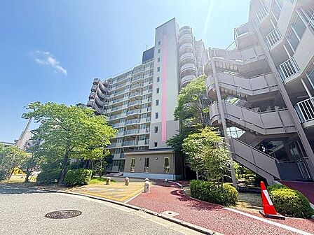 ■現地外観写真■南海高野線三日市町駅よりバスで約19分、大矢船西町バス停より徒歩約5分。4階部分の3LDKの住居■