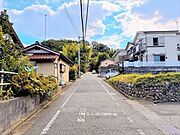 【南東側 前面道路】幅員約5mの前面道路です。車がすれ違える道幅です。車1台とベビーカーですれ違っても余裕のある道幅は安心ですね。
