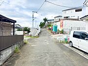 【東側 前面道路】幅員約4mの前面道路です。車がすれ違うには厳しい道幅ですが、車はスピードを抑えて走行するので、お子様にも安全な道幅となっています。