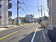 【南西側 前面道路】幅員約7m以上の前面道路です。車の出し入れもしやすく、また配達などの車が停まっていても通行出来る道幅となっています。