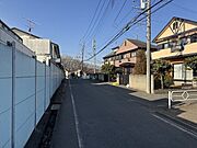 【南側 前面道路】幅員約7m以上の前面道路です。車の出し入れもしやすく、また配達などの車が停まっていても通行出来る道幅となっています。