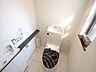 トイレ：窓付きで明るいトイレ空間です。換気もしやすく快適に使えます。※実際の写真から家具等を消すCG加工をしています。
