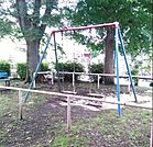 中原公園住宅地にある木に囲まれた自然あふれる公園です。夏場でも木陰の中で気持ちよく過ごせます。遊具はブランコ・砂場が設置されています。お散歩や休憩にも利用することができます。 150m