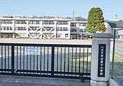 八王子市立　第十小学校― 山を登り、乗り越える ―教育活動の中で子供たちが様々な課題に挑戦し、乗り越えることで、よき社会人、よき家庭人として活躍・貢献するための基礎となる資質・能力を育む「第十…
