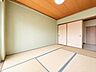 和室：南側からの心地よい自然光が差し込む明るい和室です。畳の上でゆったりとくつろげます。※実際の写真から家具等を消すCG加工をしています。