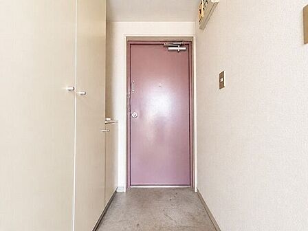 玄関：明るいカラーの玄関ドアです。※実際の写真をもとにCG加工をしています。