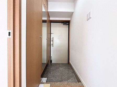 玄関:下駄箱には大きめの鏡がついているので、お出かけ前に靴をはいた状態で全身のチェックができますね。下の方に空間があるのでいつもの靴を置いたりできそうです。