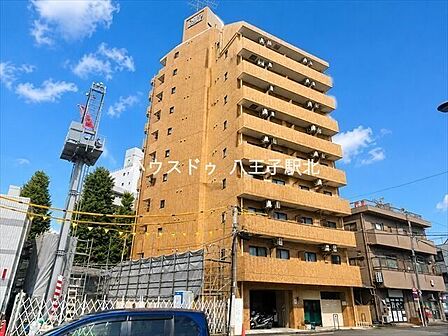 青空に映える存在感のある外観。バルコニーを備えた開放感のあるマンションで、街中での快適な暮らしを叶えます。