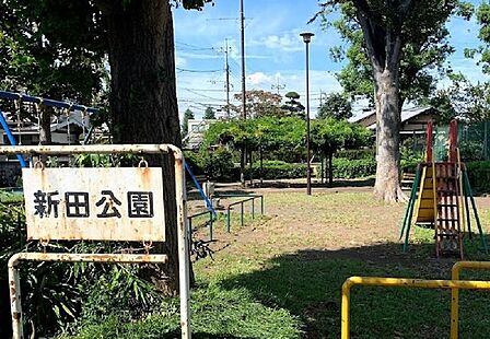 新田公園遊具 はブランコ（4連）、滑り台（1方向）、砂場があります。ちょっとした広場があるので、日中は保育園の子ども達が走り回って、可愛らしい声が！JR八高線「北八王子駅」より徒歩15分。 450m