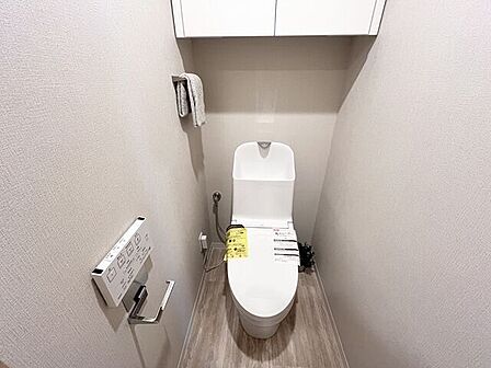トイレ：ウォシュレット付のトイレになります。ペーパーホルダーも1つ付いています。