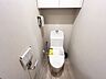 トイレ：トイレ：ウォシュレット付のトイレになります。ペーパーホルダーも1つ付いています。