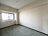 洋室：6帖洋室：横長の窓がたっぷりと日差しを入れてくれるので、北側にあるお部屋ですが明るい空間になっています。天気のいい日の朝は気持ちよく起きることができそうです。