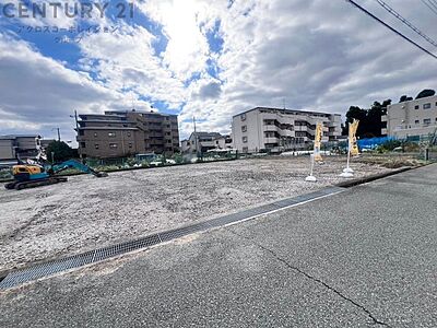 外観：【現地】　小園小学校通学エリア　全6区画の売り土地のご紹介です。　現地周辺か閑静な住宅地エリア。　建築条件無し宅地につき、ご指定のハウスメーカー、工務店で建築が可能。　詳しい資料請求お問合せください。