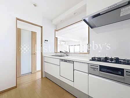 ◆キッチン◆ビルトイン食洗機付き！キッチンに内蔵されているので場所もとらず、家事の時間も短縮されるのが特徴です！手荒れされるお客様にもおすすめな設備になりとても喜ばれます！