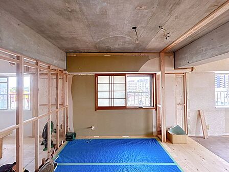 【リフォーム中　8/21撮影】和室約4.5帖の別角度写真です。南東側より撮影いたしました。収納は折れ戸に交換し、枕棚・ハンガーパイプを設置いたします。