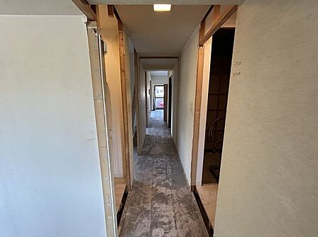 【リフォーム中】クロスの張替を実施して、室内が明るく変わります。