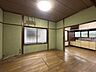 室内：【リフォーム中】1階南側にある約20帖のリビングです。床は明るい色のフローリングに張り替えます。キッチンは対面式ですので、リビングで遊ぶお子様を眺めながらお料理ができます。