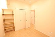 洋室5.4帖光が差し込む明るいお部屋です。