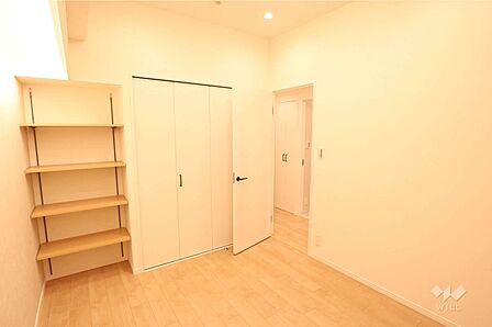 洋室5.4帖光が差し込む明るいお部屋です。