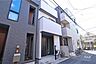 外観：物件の外観（北側から）。閑静な住宅街に立地しています。教育施設やスーパー、病院、公園など各種生活施設が徒歩圏内です。