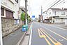外観：物件の北側前面道路（東側から）