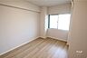 その他：洋室5.4帖光が差し込む明るいお部屋です。