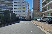 敷地東側の前面道路（北側から）
