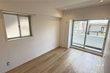 洋室約6帖二面採光で明るいお部屋です。