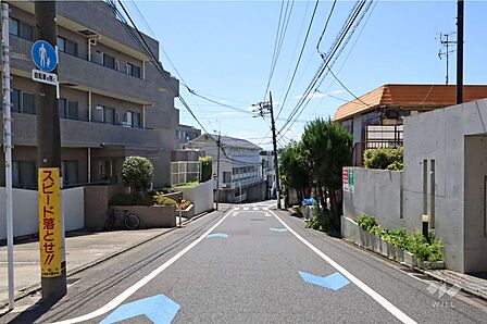 敷地北側の前面道路(東側から)