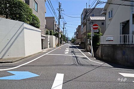 敷地西側の前面道路(北側から)