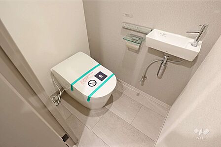トイレ手洗いも設置しており、すっきりとした空間です。