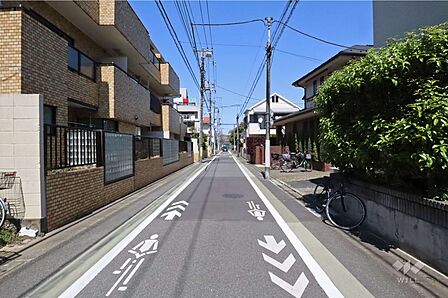 敷地東側の前面道路(南側から)