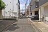 外観：物件の北側前面道路（東側から）道が平坦で歩きやすいです。