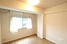 寝室：洋室約5帖窓があるので、明るい印象のお部屋です！
