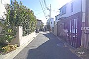 物件の北東側前面道路（北西側から）［2025年12月4日撮影］